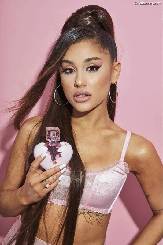 Ariana Grande photo 19 of 3118