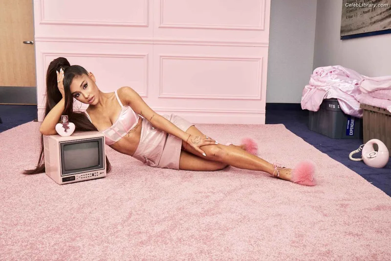 Ariana Grande photo 1 of 3118