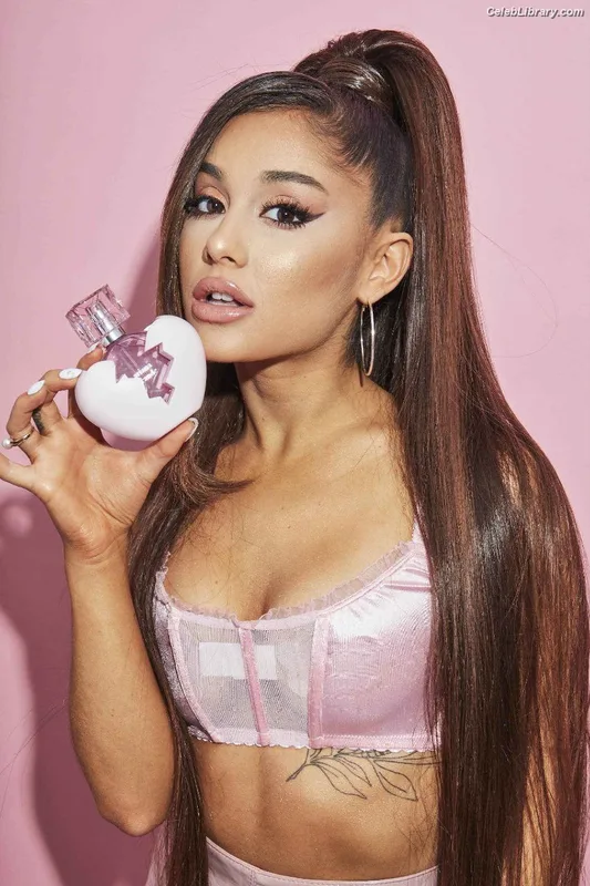 Ariana Grande photo 2 of 3118