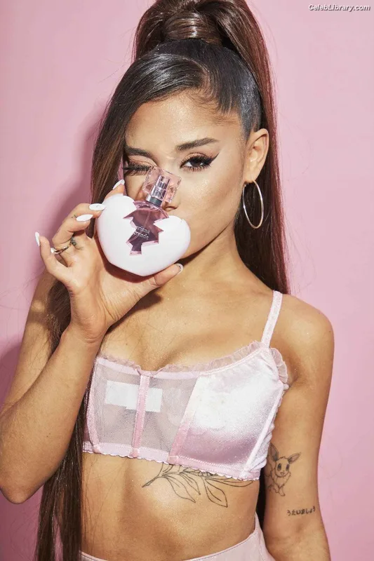 Ariana Grande photo 3 of 3118