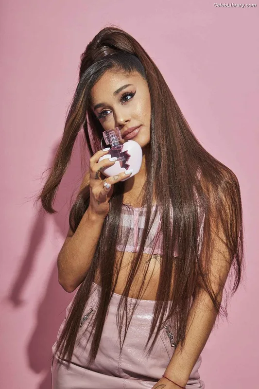 Ariana Grande photo 5 of 3118