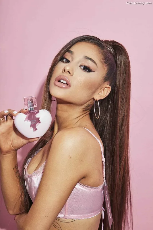 Ariana Grande photo 6 of 3118