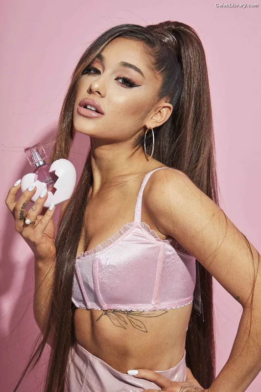 Ariana Grande photo 7 of 3118
