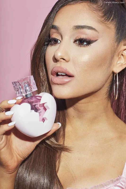 Ariana Grande photo 8 of 3118