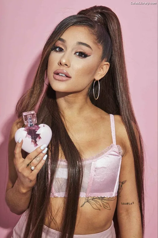 Ariana Grande photo 9 of 3118