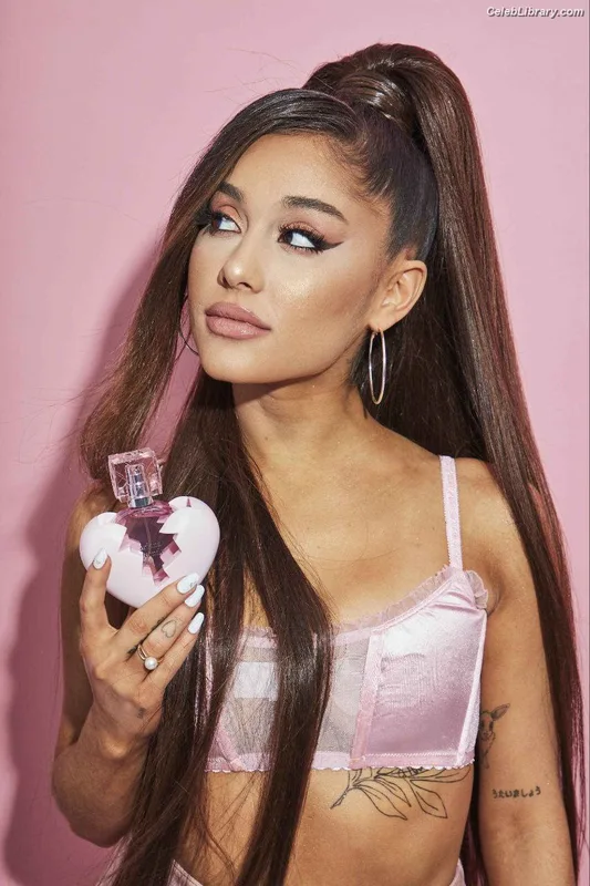 Ariana Grande photo 10 of 3118