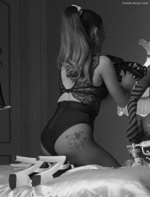 Ariana Grande photo 13 of 3118