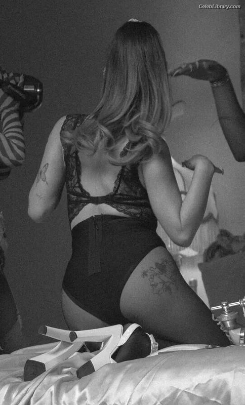 Ariana Grande photo 14 of 3118