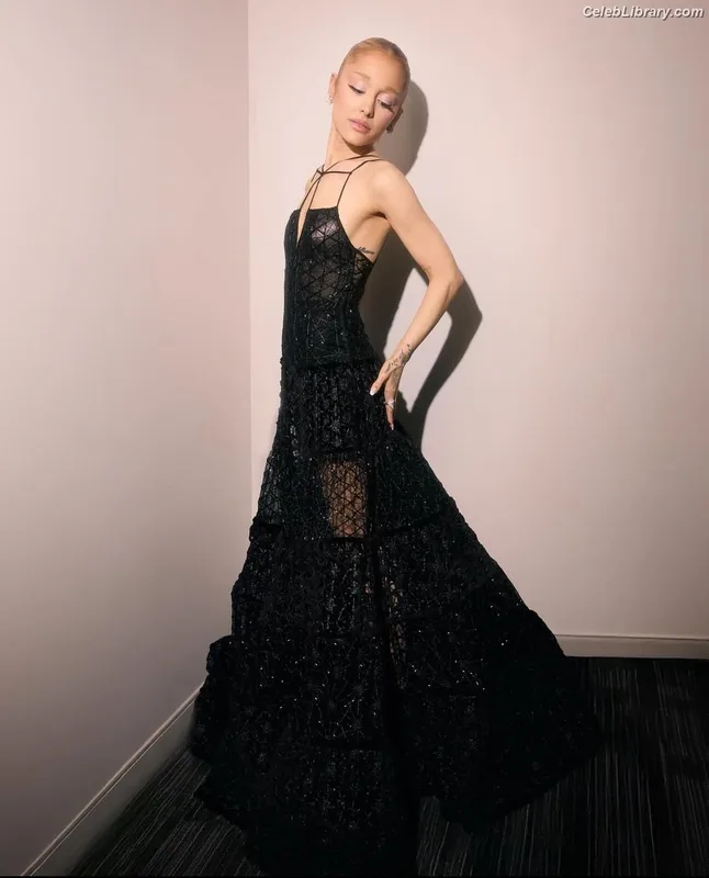 Ariana Grande photo 22 of 3118