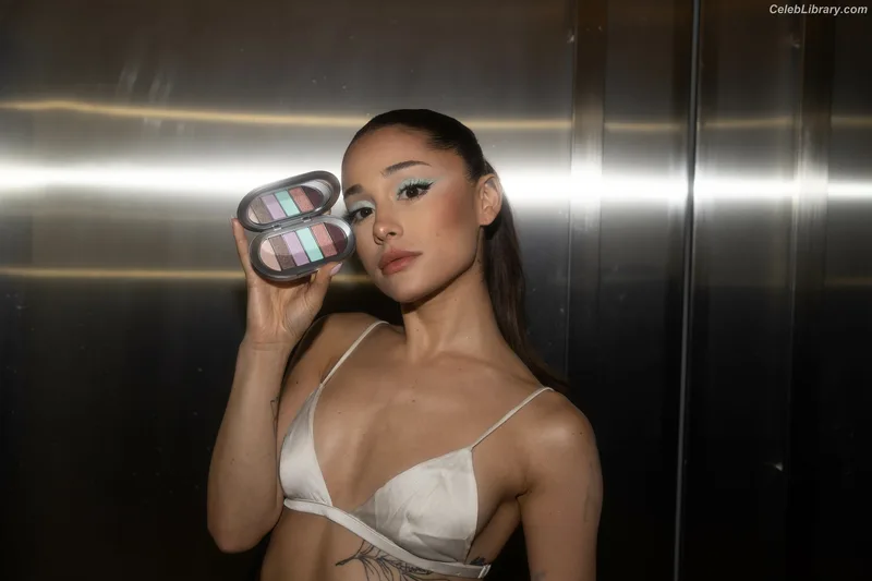 Ariana Grande photo 24 of 3118