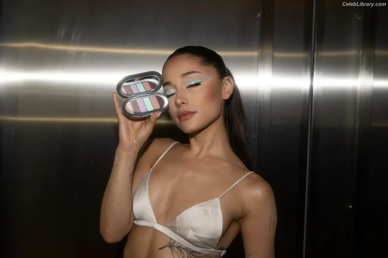 Ariana Grande photo 1 of 3118