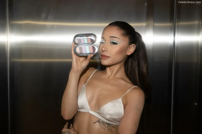 Ariana Grande photo 2 of 3118