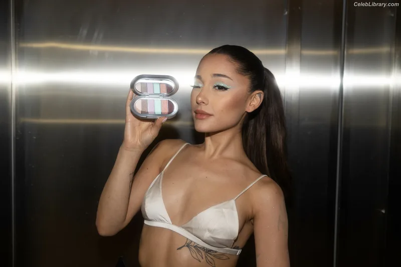 Ariana Grande photo 3 of 3118