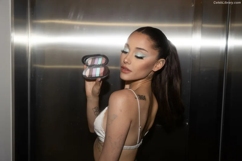 Ariana Grande photo 4 of 3118
