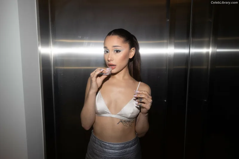 Ariana Grande photo 6 of 3118