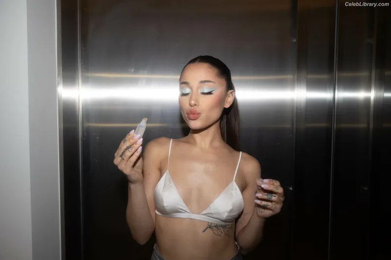 Ariana Grande photo 15 of 3118
