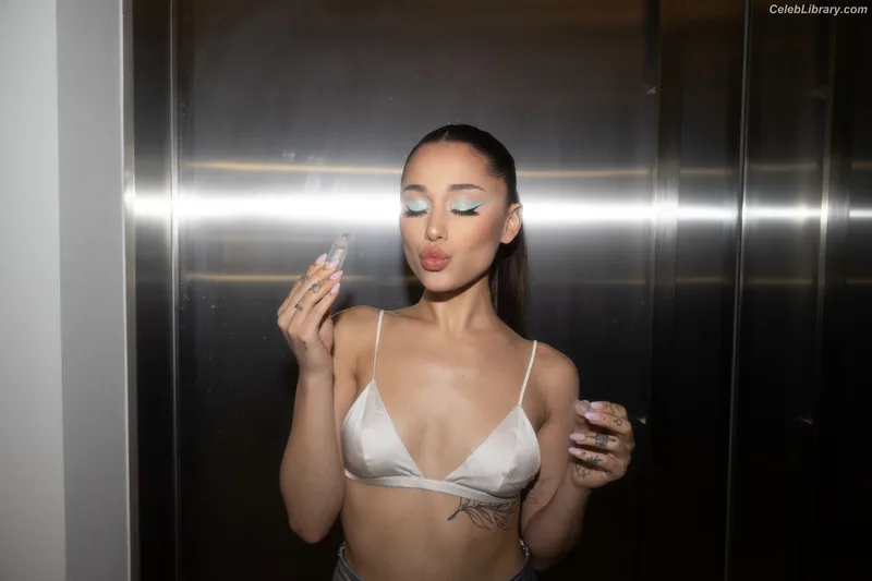 Ariana Grande photo 16 of 3118