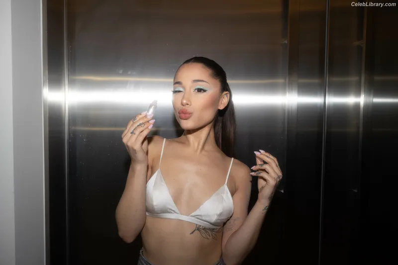 Ariana Grande photo 19 of 3118