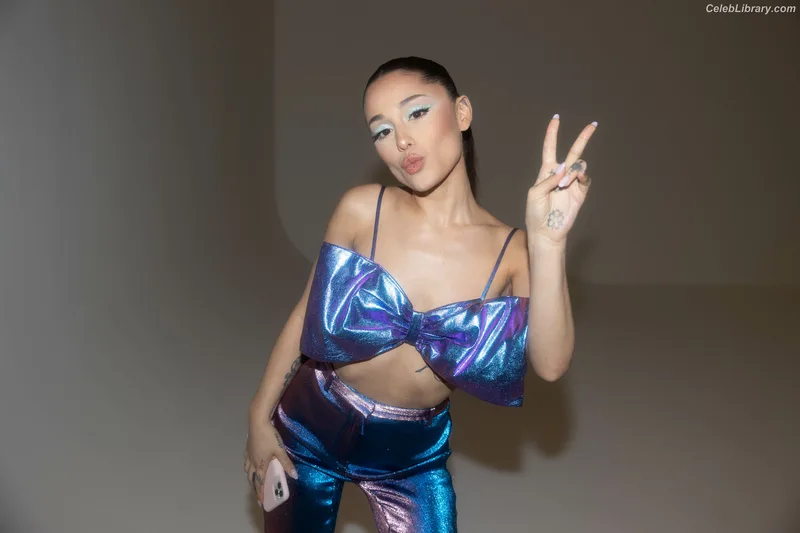 Ariana Grande photo 23 of 3118