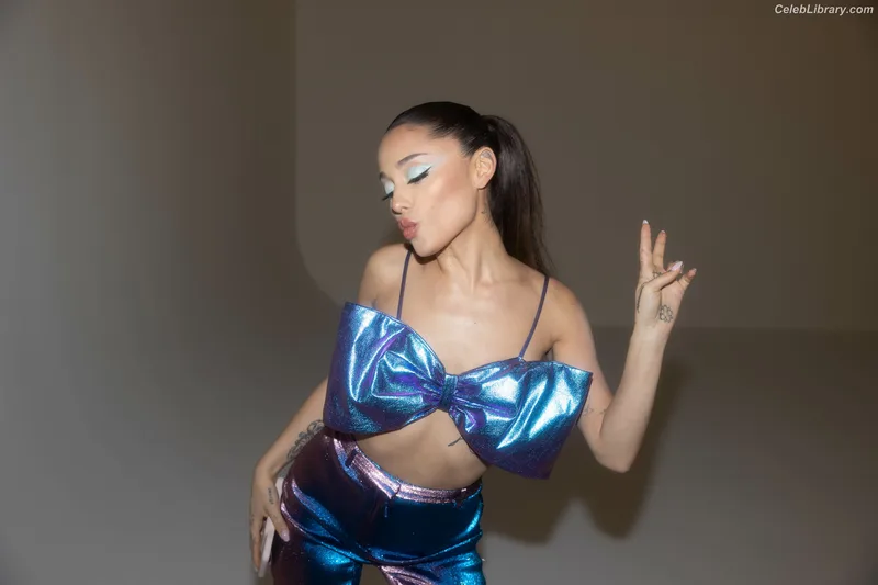 Ariana Grande photo 24 of 3118