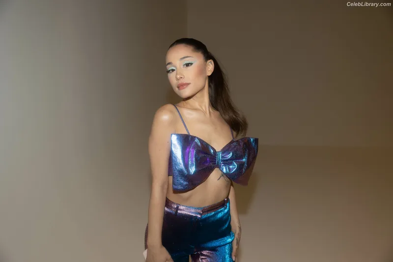 Ariana Grande photo 1 of 3118