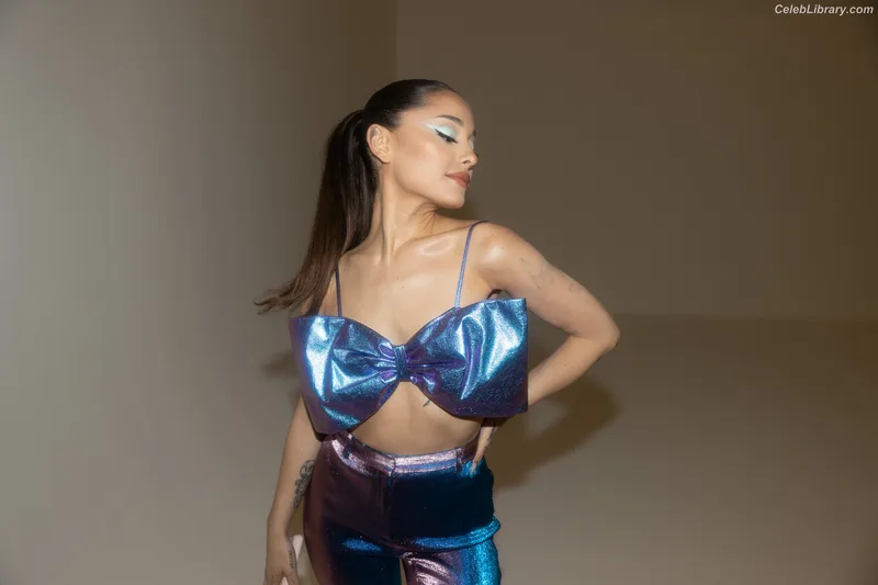 Ariana Grande photo 2 of 3118