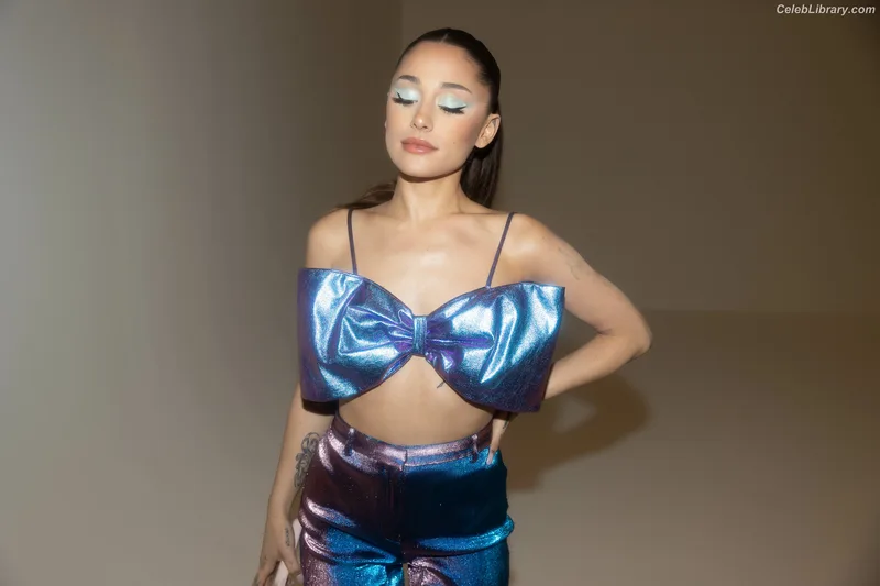 Ariana Grande photo 3 of 3118