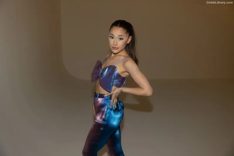 Ariana Grande photo 4 of 3118
