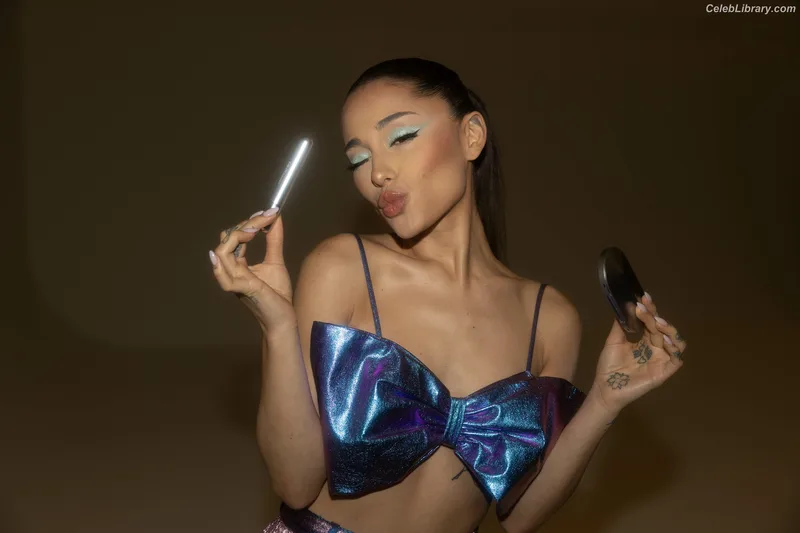 Ariana Grande photo 6 of 3118