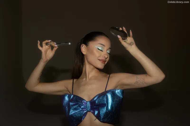 Ariana Grande photo 9 of 3118