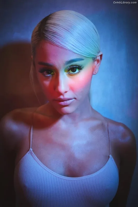 Ariana Grande photo 11 of 3118