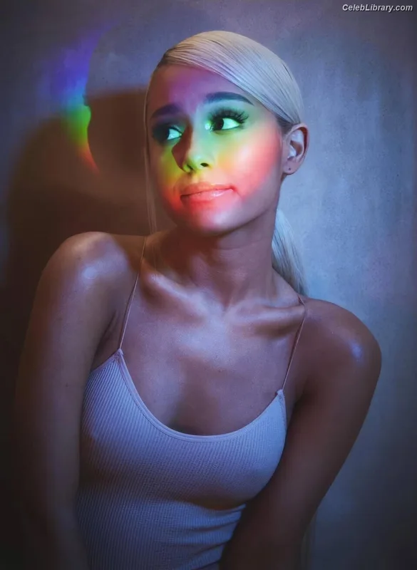 Ariana Grande photo 13 of 3118
