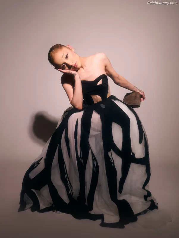 Ariana Grande photo 3 of 3118