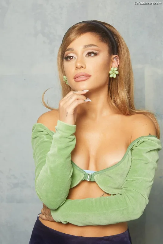 Ariana Grande photo 2 of 3118
