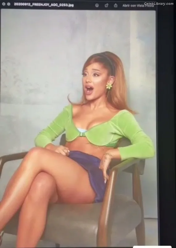 Ariana Grande photo 11 of 3118