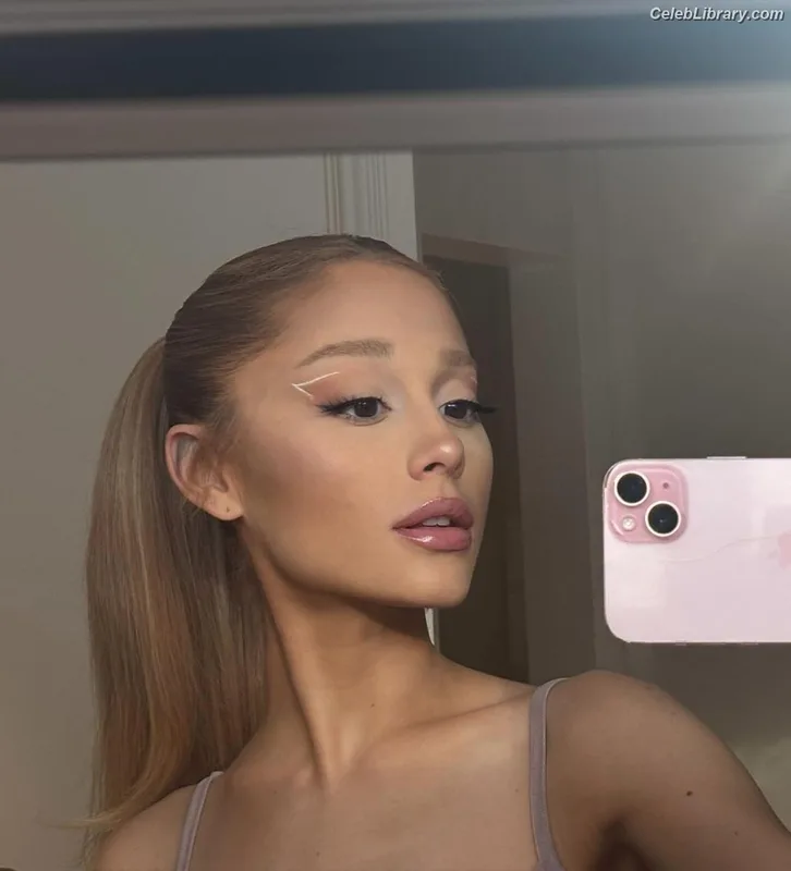 Ariana Grande photo 7 of 3118