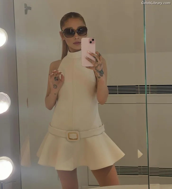 Ariana Grande photo 8 of 3118