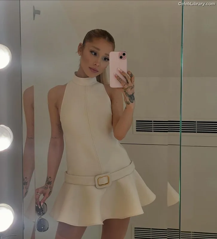 Ariana Grande photo 9 of 3118