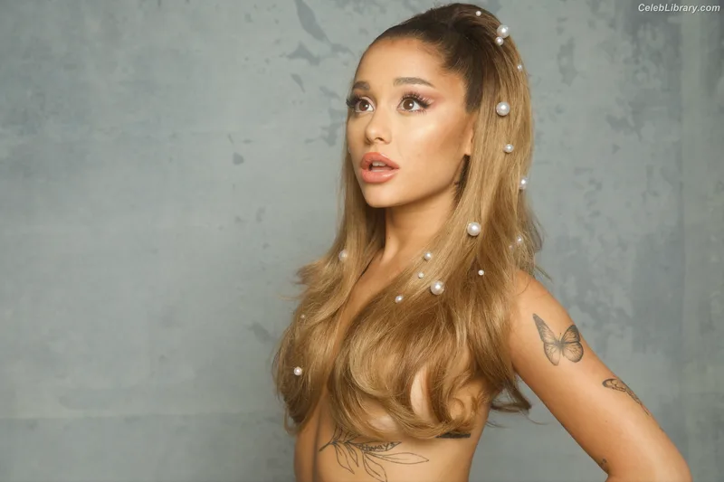 Ariana Grande photo 1 of 3118