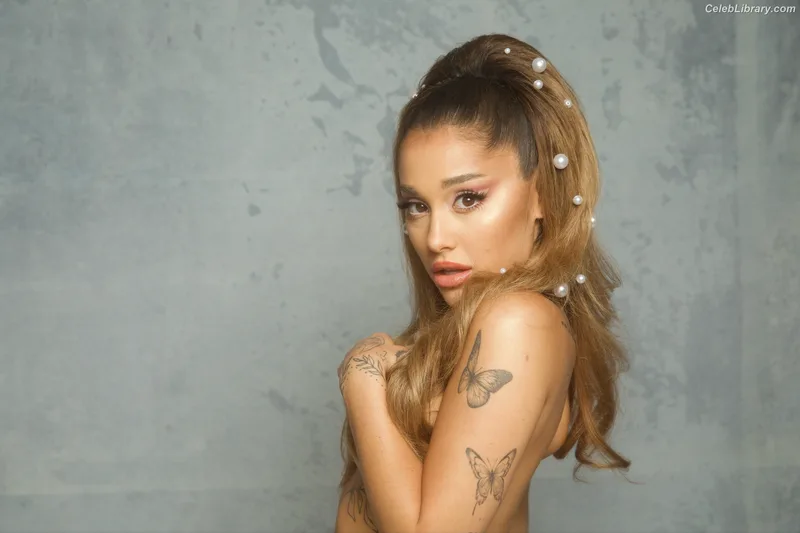 Ariana Grande photo 4 of 3118