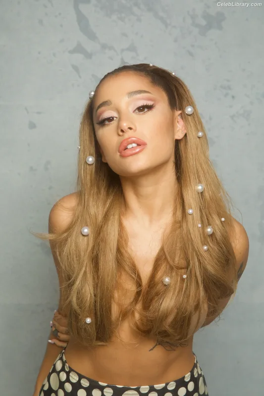Ariana Grande photo 10 of 3118