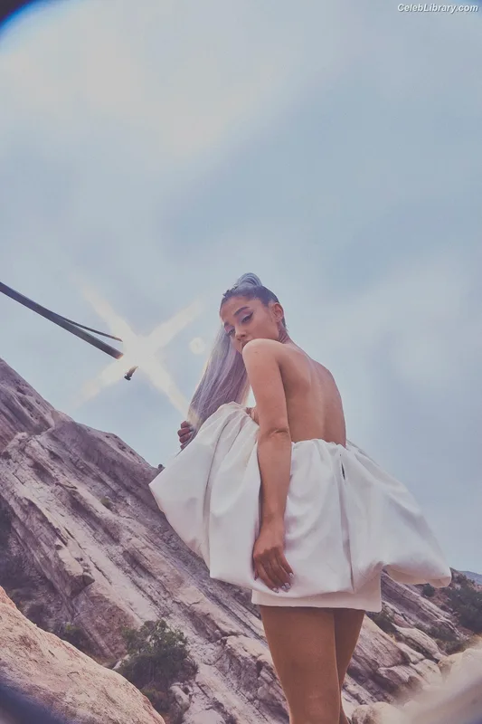 Ariana Grande photo 17 of 3118