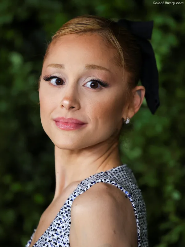 Ariana Grande photo 22 of 3118