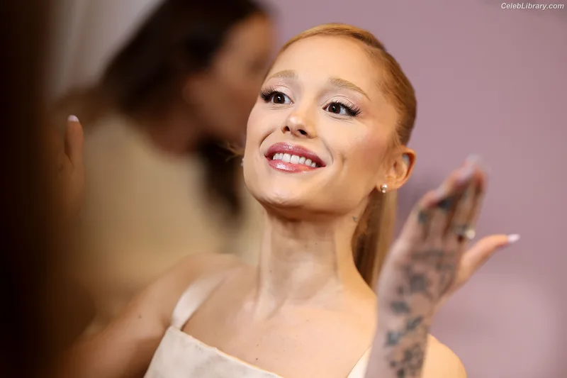 Ariana Grande photo 3 of 3118