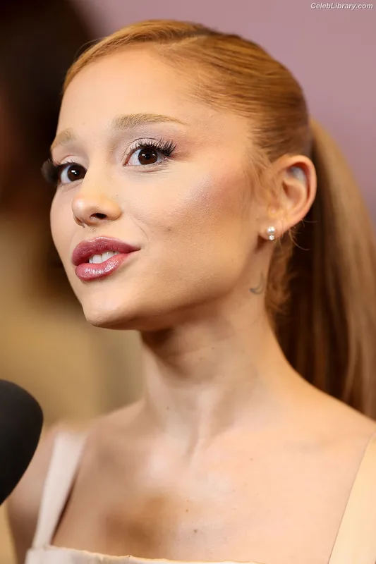 Ariana Grande photo 5 of 3118