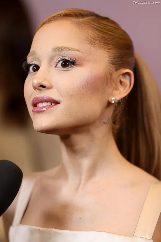 Ariana Grande photo 6 of 3118