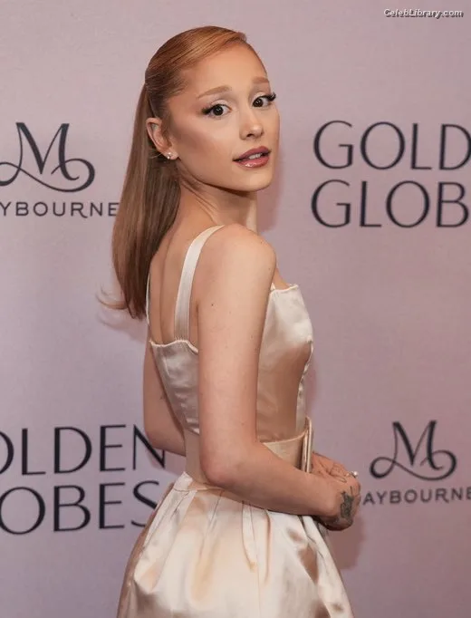 Ariana Grande photo 7 of 3118