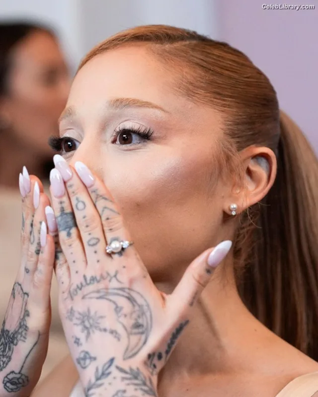 Ariana Grande photo 14 of 3118