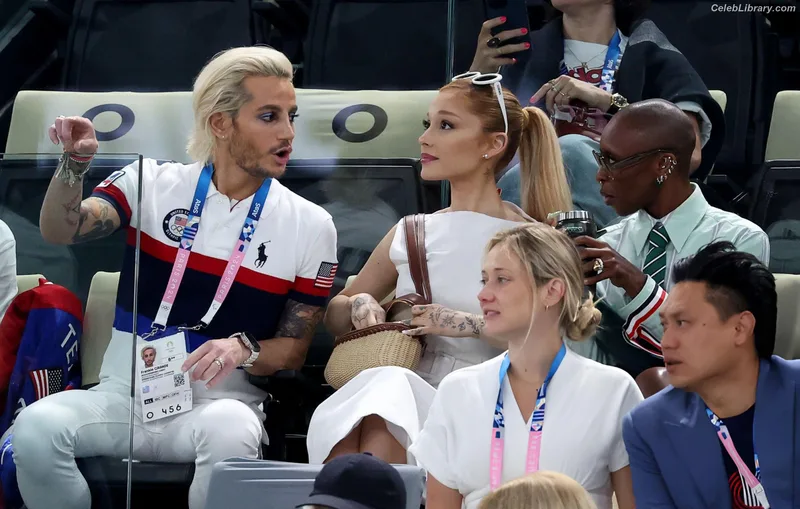 Ariana Grande photo 18 of 3118