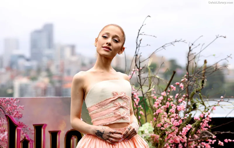 Ariana Grande photo 19 of 3118